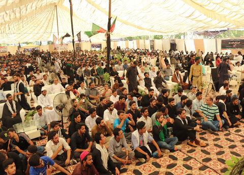 بالصور/ إقامة مراسيم تحت عنوان "يوم الحسين (ع)" في جامعة كراتشي الباكستانية