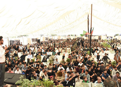 بالصور/ إقامة مراسيم تحت عنوان "يوم الحسين (ع)" في جامعة كراتشي الباكستانية