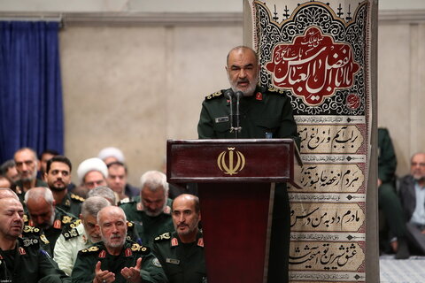 تصویری رپورٹ|پاسداران انقلاب اسلامی کے اعلی افسران، عہدیداروں اور سپاہیوں کی رہبر انقلاب اسلامی سے  ملاقات