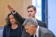 سلام نظامی نازی ها توسط مهاجم حمله تروریستی نروژ در دادگاه