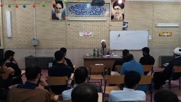 مدیر مدرسه آیت الله آخوند(ره) همدان پای درد دل طلاب نشست+ عکس