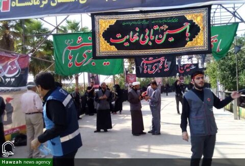بالصور/ تقديم الخدمات من أهالي محافظة كردستان إيراينة في موكب "الإمام الخامنئي" إلى زوار الأربعين الحسيني
