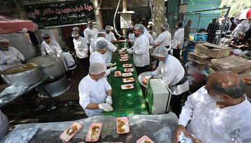 تصاویر/ خدمت رسانی موکب های کربلا به زائران اربعین حسینی