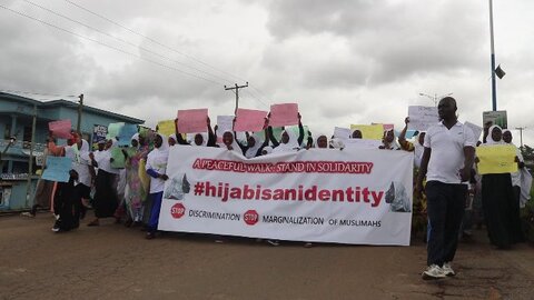 راهپیمایی زنان مسلمان در غنا دراعتراض به توطئه های «ضدحجابی»