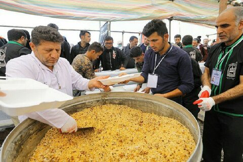 توزیع غذای گرم میان زائران