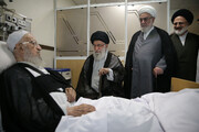 الإمام الخامنئي يعود سماحة آية الله العظمى مكارم الشيرازي في المشفى