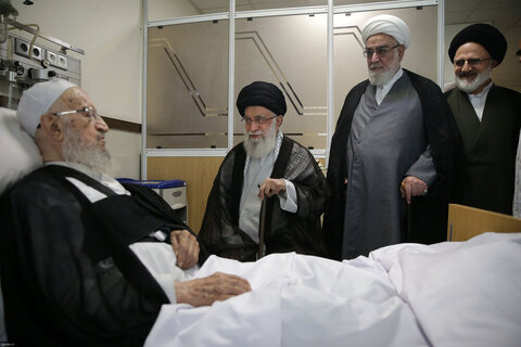 بالصور/ عيادة الإمام الخامنئي لسماحة آية الله العظمى مكارم الشيرازي في المشفى