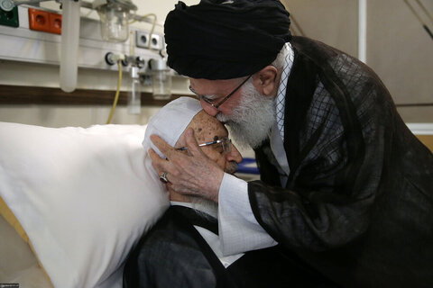 بالصور/ عيادة الإمام الخامنئي لسماحة آية الله العظمى مكارم الشيرازي في المشفى