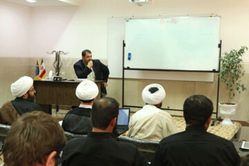 دومین نشست تخصصی "فضای مجازی و رسالت طلبگی" برگزار شد