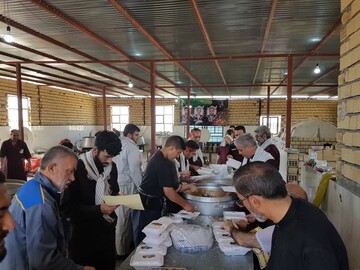 تصاویر/ توزیع روزانه 10هزار پرس غذای گرم از موقوفات استان‌ها در مرز مهران