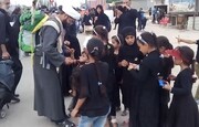 فیلم/ هدیه یک طلبه به کودکان عراقی در مسیر نجف به کربلا