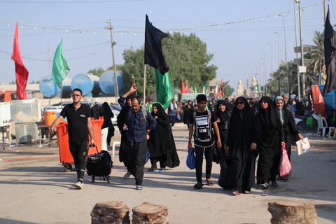 تصاویر/ راهپیمایی زائران اربعین در طریق الفرات