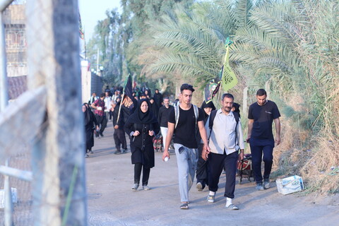 تصاویر/ راهپیمایی زائران اربعین در طریق الفرات