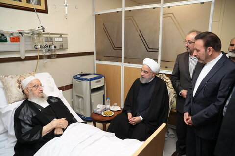 بالصور/ عيادة الرئيس الإيراني ومسؤولي النظام وشخصيات حوزوية من آية الله العظمى مكارم الشيرازي