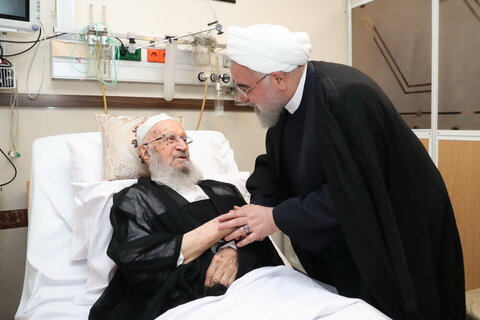بالصور/ عيادة الرئيس الإيراني ومسؤولي النظام وشخصيات حوزوية من آية الله العظمى مكارم الشيرازي