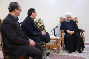 راهی جز ایستادگی و مقاومت در برابر فشار و توطئه دشمنان نداریم