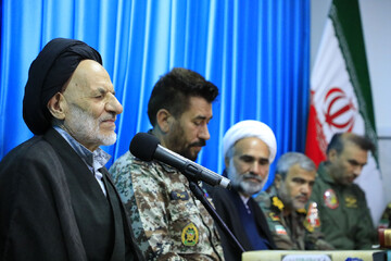 مسئولان در پیاده کردن قانون اساسی کم آورده اند