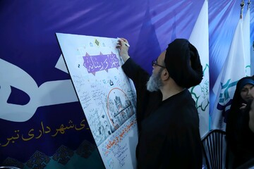 بازدید امام جمعه تبریز از نمایشگاه مطبوعات به روایت تصویر