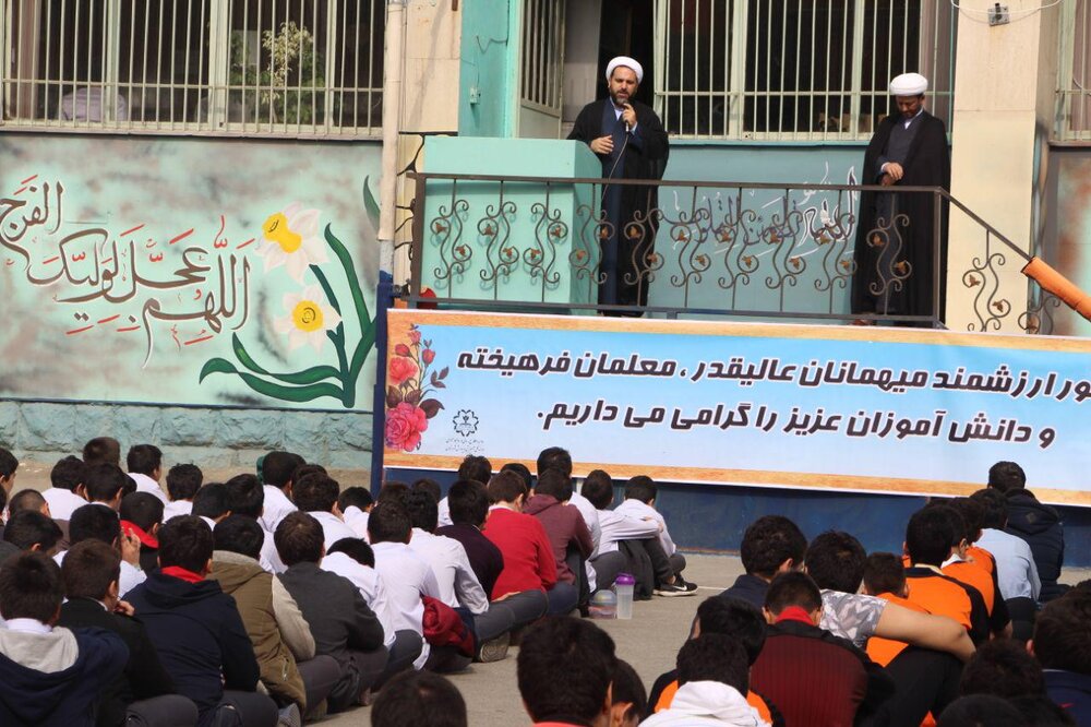 دانش آموزان می توانند همانند شهید فهمیده رهبران جامعه باشند  