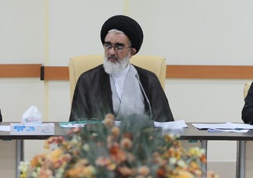 خادمان مساجد از حرکت‌های منتسب به گروه‌های خاص پرهیز کنند