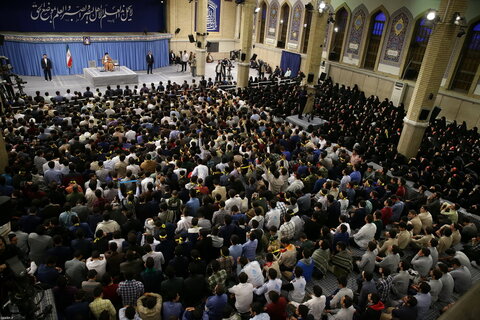 رہبر انقلاب اسلامی سے ہزاروں طلبا و طالبات کی ملاقات