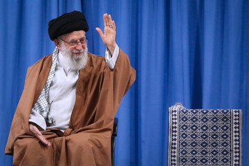 رهبر انقلاب: بعضی ها مسائل کشور را کج و معوج تحلیل می کنند؛ اینجور نیست