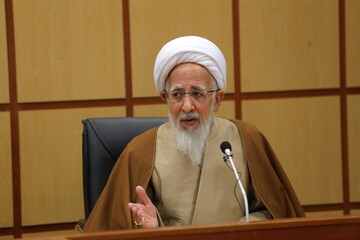 اگر کسی در حوزه قم جهانی فکر نکند به قرآن عمل نکرده است /عالمان دین فلسفه را احیا کنند