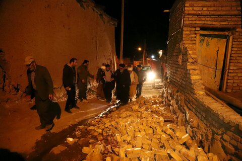 بازدید شبانه امام جمعه تبریز از مناطق زلزله زده میانه به روایت تصویر