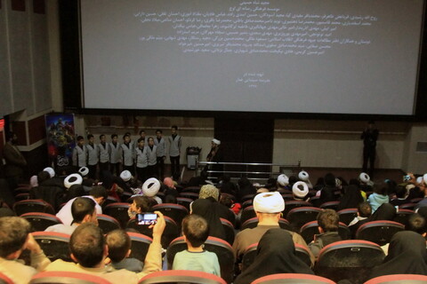 تصاویر/ حضور طلاب همدانی در اکران فیلم «منطقه پرواز ممنوع»
