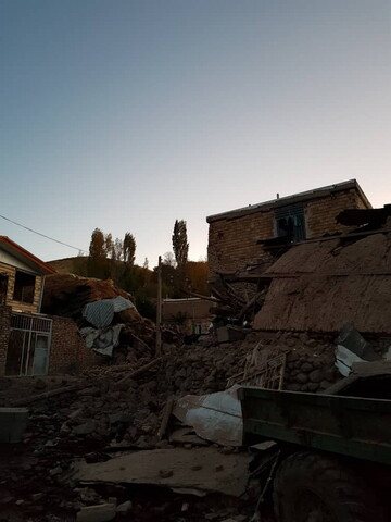 تصاویر/ خدمت رسانی طلاب و روحانیون به زلزله زدگان میانه
