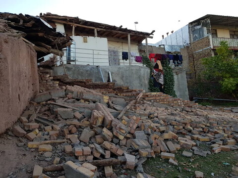 تصاویر/ خدمت رسانی طلاب و روحانیون به زلزله زدگان میانه