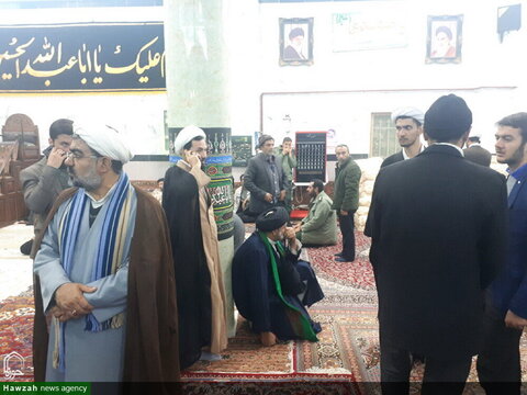 بالصور/ حضور علماء الدين وطلاب العلوم الدينية في المناطق المتضررة من الزلزل بمدينة ميانة الإيرانية
