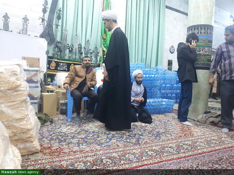 بالصور/ حضور علماء الدين وطلاب العلوم الدينية في المناطق المتضررة من الزلزل بمدينة ميانة الإيرانية