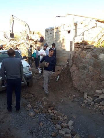 تصاویر/ کمک رسانی روحانیون در مناطق زلزله زده میانه