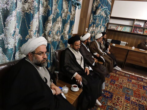 نشست امام جمعه تبریز با اساتید مدرسه ولیعصر(عج)