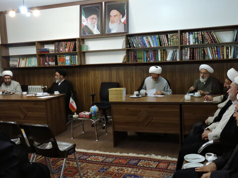 نشست امام جمعه تبریز با اساتید مدرسه ولیعصر(عج)