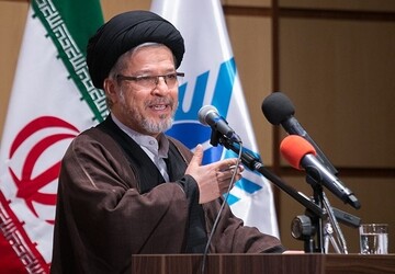 بحث مقابله با انحصار زبان انگلیسی در کشور مطرح است نه حذف آن