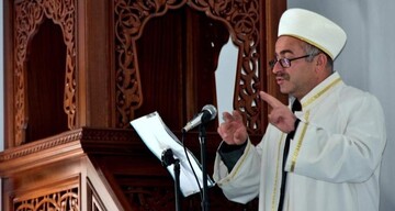 مبلغ دینی  که به خاطر ناشنوایان زبان اشاره آموخت