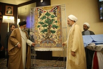 تابلو فرش مقاومت و سند چشم انداز مجمع تقریب مذاهب در افق ۱۴۱۴ رونمایی شد