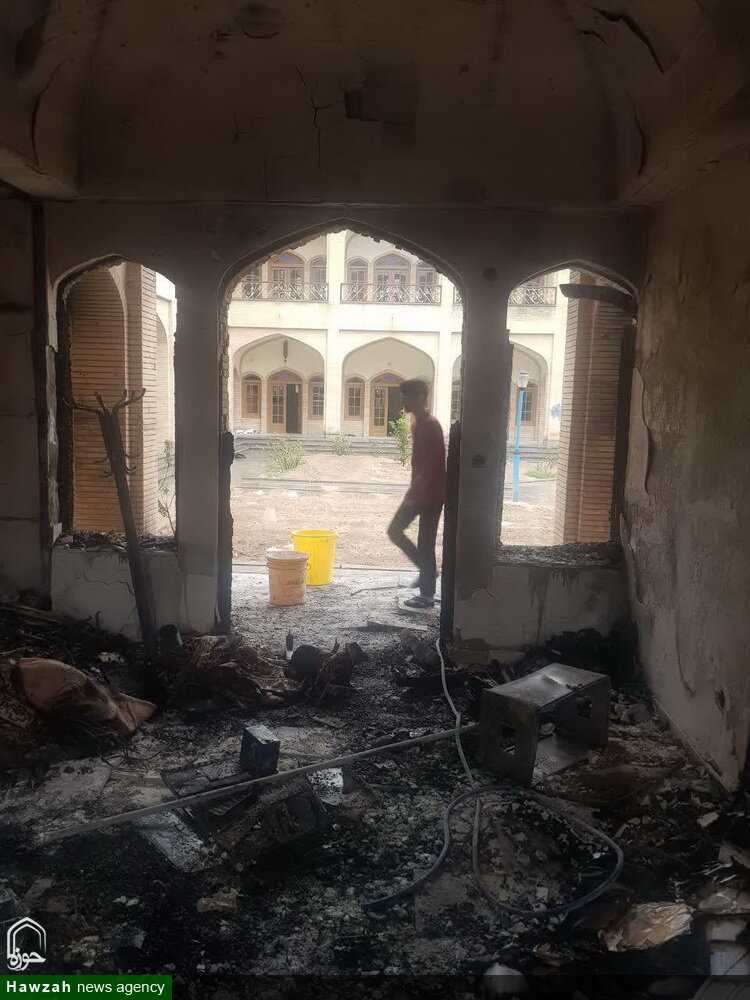 تصاویر/ حمله اراذل و اوباش به مدرسه علمیه صالحیه مکتب الصادق(ع) کازرون