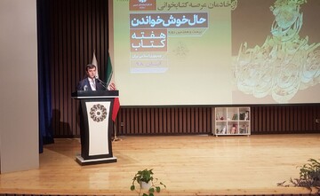 کتاب و کتاب خوانی باید به یک ارزش و منزلت اجتماعی تبدیل شود