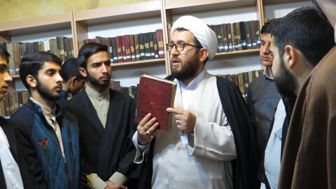 بازدید طلاب خوی از کتابخانه آیت الله نمازی