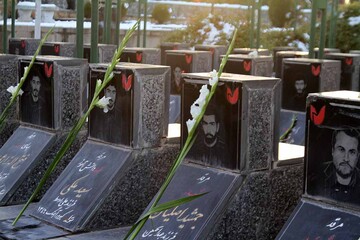 مزار شهدای منطقه پردیسان قم غبارروبی شد