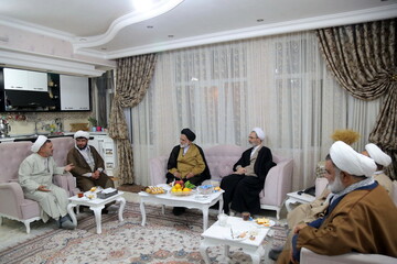 آیت الله اعرافی با دو جانباز و ایثارگر دوران دفاع مقدس دیدار کرد