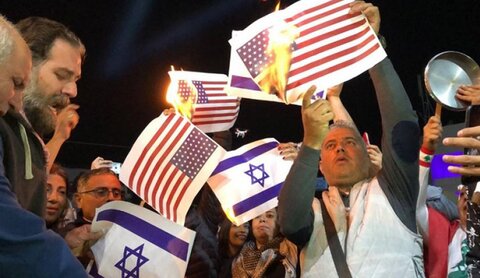 محتجون في لبنان يحرقون العلمين "الاسرائيلي" والأميركي