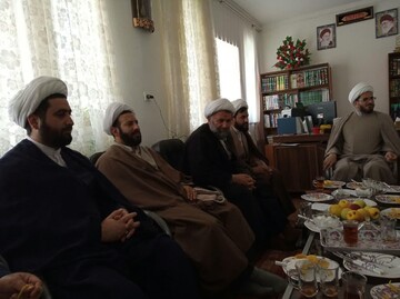 نشست شورای مدرسه علمیه تکاب با محوریت برنامه‌های تربیتی برگزار شد