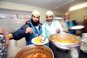 اطعام نیازمندان از سوی داوطلبان مدرسه اسلامی لندن + تصاویر