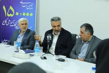 اهدای ١۵٠ هزار جلد کتاب‌های کمک آموزشی به دانش آموزان مناطق محروم