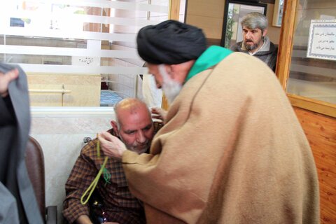 عیادت مدیر حوزه علمیه استان همدان از یکی از روحانیون حاضر در خانه سالمندان
