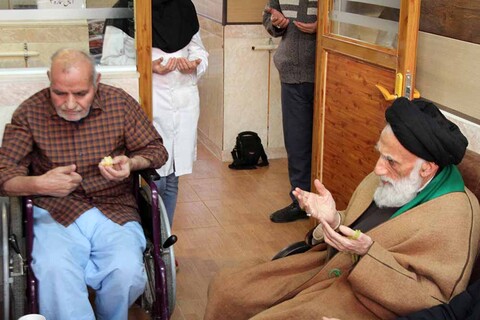 عیادت مدیر حوزه علمیه استان همدان از یکی روحانی در خانه سالمندان